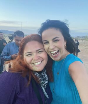 Alejandra Ambrosi Instagram - Muy agradecida de cerrar este proyecto #HermanasGuerra de manera tan especial, rodeada de gente hermosa y muy talentosa. Gracias a mis directores @sevive @mrsadi, a mis productoras @val.martino @iskandaranimariana @fherfranco86 , al increíble crew, a todo el maravilloso elenco, al departamento de maquillaje y vestuario!!! Son lo máximo!! A tod@s!! Por el placer de coincidir !! 💙🙌💙🙌💙 Gracias a #Durango y a toda su gente linda. Gracias a todo el equipo de @marabiertoproductions y por supuesto a @netflixlat 🔥🥰 Gracias a tod@s y cada uno, nos vemos en el que sigue!!! Los quiero!!! ❤️🥂🙌💫🎬#itsawrap