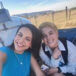 Alejandra Ambrosi Instagram - Muy agradecida de cerrar este proyecto #HermanasGuerra de manera tan especial, rodeada de gente hermosa y muy talentosa. Gracias a mis directores @sevive @mrsadi, a mis productoras @val.martino @iskandaranimariana @fherfranco86 , al increíble crew, a todo el maravilloso elenco, al departamento de maquillaje y vestuario!!! Son lo máximo!! A tod@s!! Por el placer de coincidir !! 💙🙌💙🙌💙 Gracias a #Durango y a toda su gente linda. Gracias a todo el equipo de @marabiertoproductions y por supuesto a @netflixlat 🔥🥰 Gracias a tod@s y cada uno, nos vemos en el que sigue!!! Los quiero!!! ❤️🥂🙌💫🎬#itsawrap