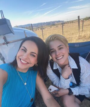 Alejandra Ambrosi Instagram - Muy agradecida de cerrar este proyecto #HermanasGuerra de manera tan especial, rodeada de gente hermosa y muy talentosa. Gracias a mis directores @sevive @mrsadi, a mis productoras @val.martino @iskandaranimariana @fherfranco86 , al increíble crew, a todo el maravilloso elenco, al departamento de maquillaje y vestuario!!! Son lo máximo!! A tod@s!! Por el placer de coincidir !! 💙🙌💙🙌💙 Gracias a #Durango y a toda su gente linda. Gracias a todo el equipo de @marabiertoproductions y por supuesto a @netflixlat 🔥🥰 Gracias a tod@s y cada uno, nos vemos en el que sigue!!! Los quiero!!! ❤️🥂🙌💫🎬#itsawrap