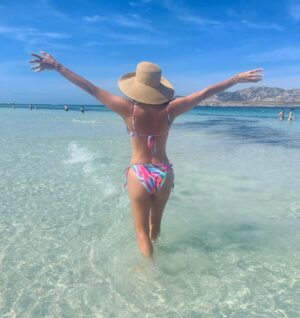 Alejandra Ambrosi Instagram - La playa contigo es siempre una gran idea ☀️🏖️👙🩳🐚
