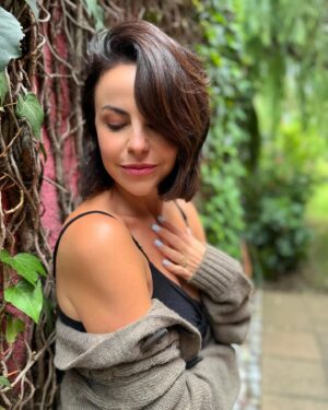 Alejandra Ambrosi Instagram - Nunca es tarde para empezar el camino hacia sentirte bien contigo 🍃🎍🪵
Al principio es raro e incómodo pero vale la pena para seguir creciendo ¿no creen? 
¿Qué aspecto de tu vida te gustaría re direccionar?