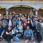 Alejandra Ambrosi Instagram - Muy agradecida de cerrar este proyecto #HermanasGuerra de manera tan especial, rodeada de gente hermosa y muy talentosa. Gracias a mis directores @sevive @mrsadi, a mis productoras @val.martino @iskandaranimariana @fherfranco86 , al increíble crew, a todo el maravilloso elenco, al departamento de maquillaje y vestuario!!! Son lo máximo!! A tod@s!! Por el placer de coincidir !! 💙🙌💙🙌💙 Gracias a #Durango y a toda su gente linda. Gracias a todo el equipo de @marabiertoproductions y por supuesto a @netflixlat 🔥🥰 Gracias a tod@s y cada uno, nos vemos en el que sigue!!! Los quiero!!! ❤️🥂🙌💫🎬#itsawrap