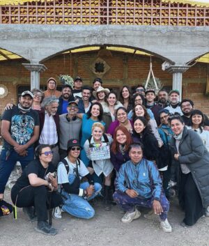 Alejandra Ambrosi Instagram - Muy agradecida de cerrar este proyecto #HermanasGuerra de manera tan especial, rodeada de gente hermosa y muy talentosa. Gracias a mis directores @sevive @mrsadi, a mis productoras @val.martino @iskandaranimariana @fherfranco86 , al increíble crew, a todo el maravilloso elenco, al departamento de maquillaje y vestuario!!! Son lo máximo!! A tod@s!! Por el placer de coincidir !! 💙🙌💙🙌💙 Gracias a #Durango y a toda su gente linda. Gracias a todo el equipo de @marabiertoproductions y por supuesto a @netflixlat 🔥🥰 Gracias a tod@s y cada uno, nos vemos en el que sigue!!! Los quiero!!! ❤️🥂🙌💫🎬#itsawrap