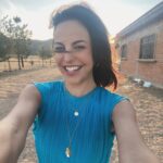 Alejandra Ambrosi Instagram - Muy agradecida de cerrar este proyecto #HermanasGuerra de manera tan especial, rodeada de gente hermosa y muy talentosa. Gracias a mis directores @sevive @mrsadi, a mis productoras @val.martino @iskandaranimariana @fherfranco86 , al increíble crew, a todo el maravilloso elenco, al departamento de maquillaje y vestuario!!! Son lo máximo!! A tod@s!! Por el placer de coincidir !! 💙🙌💙🙌💙 Gracias a #Durango y a toda su gente linda. Gracias a todo el equipo de @marabiertoproductions y por supuesto a @netflixlat 🔥🥰 Gracias a tod@s y cada uno, nos vemos en el que sigue!!! Los quiero!!! ❤️🥂🙌💫🎬#itsawrap
