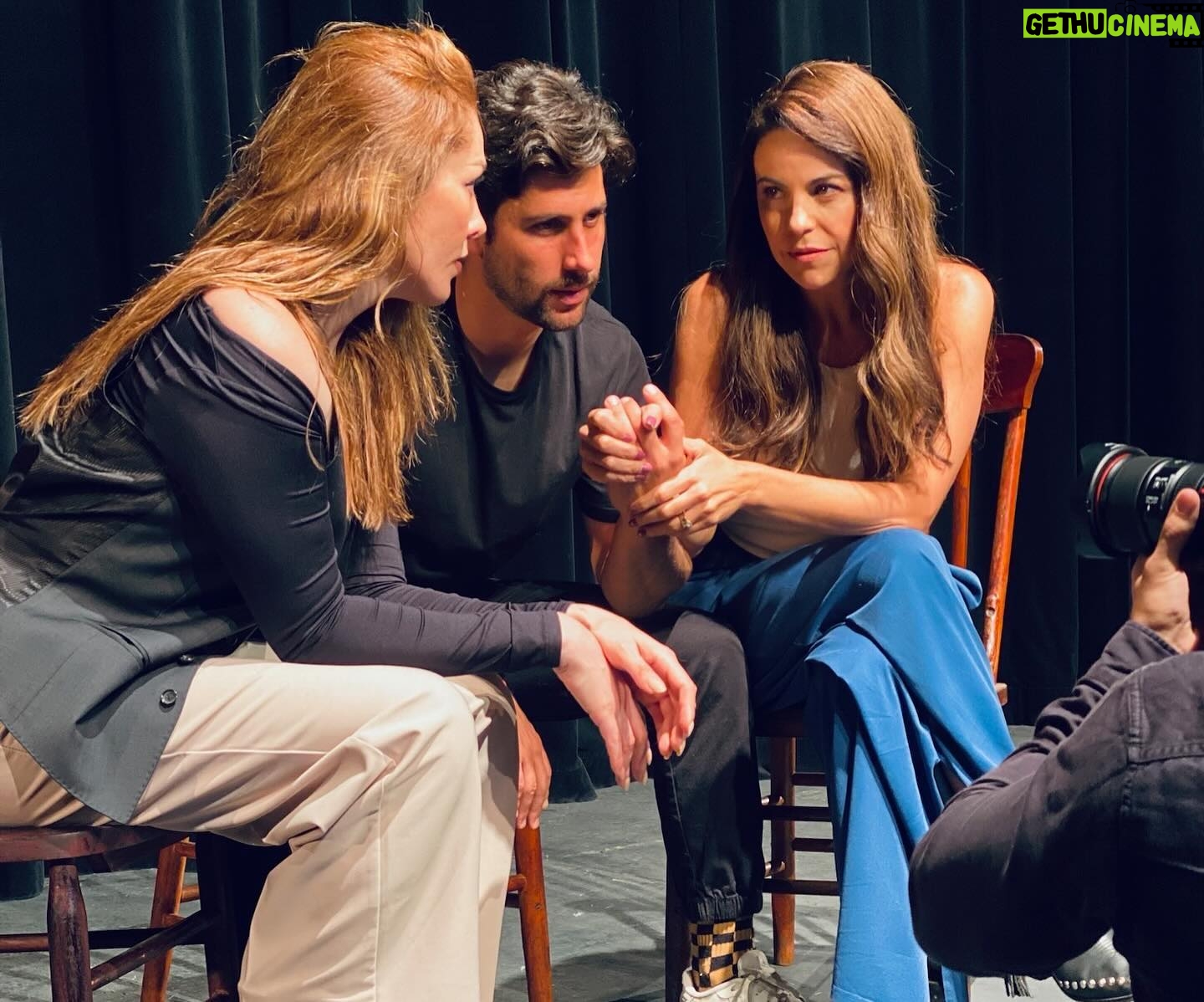Alejandra Ambrosi Instagram - Hoy me toca decirle HASTA PRONTO A @222historiaparanormal El teatro nos da la oportunidad de hacer comunidad, de sentirnos parte de algo, de imaginar mundos posibles, de viajar sin tener que salir de nuestras ciudades. Me siento profundamente agradecida por la oportunidad de viajar con @222historiaparanormal a un mundo más allá de la lógica y la razón. Eli me enseñó a creer en mí, a encontrarme debajo de todas mis capas para atreverme a SER confiando en mi intuición y en que el camino del arte es alimento para el alma. GRACIAS @cocovalles @antoniocalvini @rbkmore gracias al @teatroxola gracias a todo el personal técnico, a @ramses_soto a mis compañeros que amo. @diegokleinfranco amigo!! Que el teatro nos vuelva a reencontrar, y a tod@s!! @jorgelosaactor qué placer conocerte y coincidir!! @erikadlarosaactriz te adoro!! Fue un proceso inolvidable 💫 Nos vemos en la próxima!! 🙌❤️💫