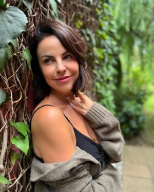 Alejandra Ambrosi Instagram - Nunca es tarde para empezar el camino hacia sentirte bien contigo 🍃🎍🪵
Al principio es raro e incómodo pero vale la pena para seguir creciendo ¿no creen? 
¿Qué aspecto de tu vida te gustaría re direccionar?