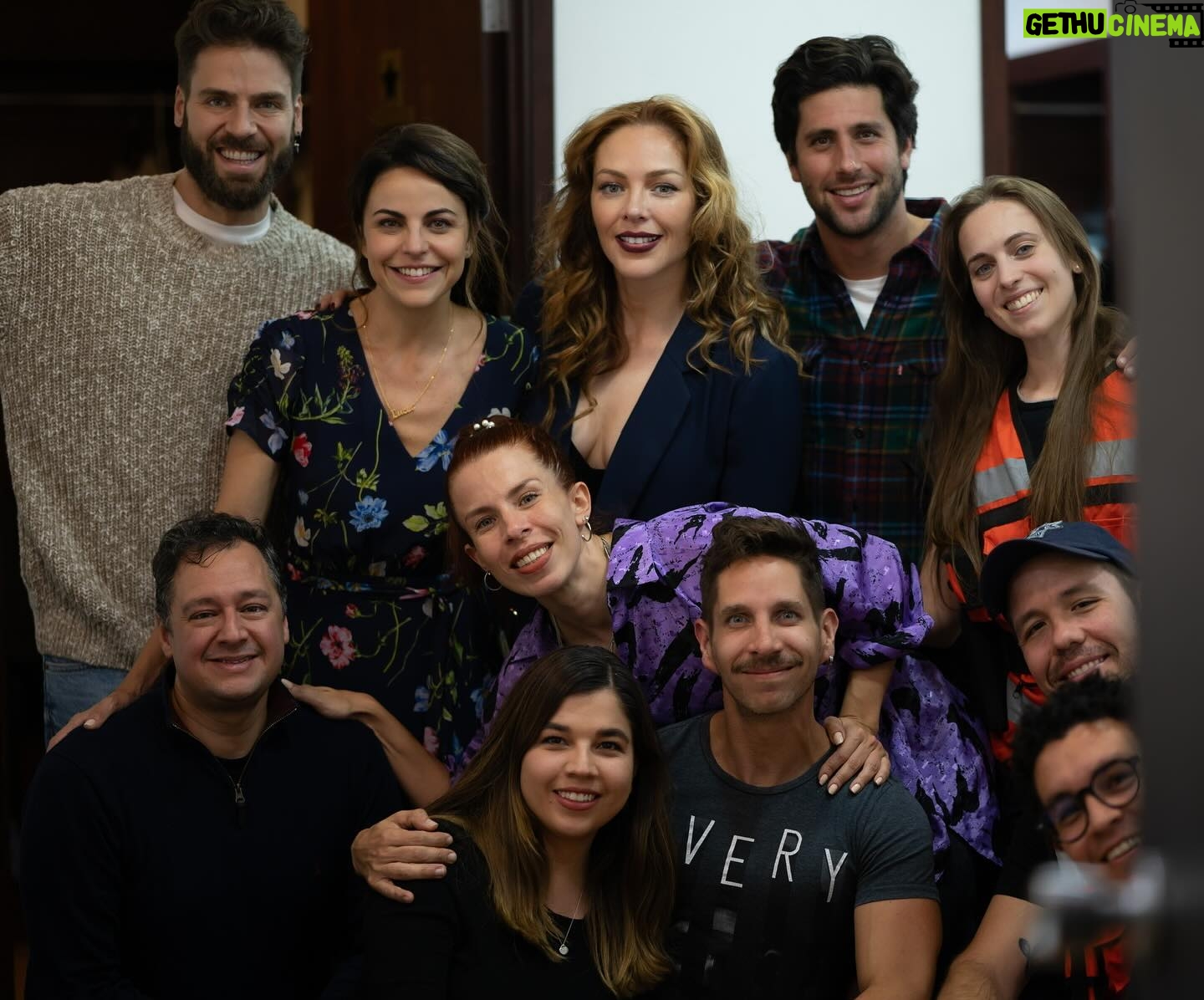 Alejandra Ambrosi Instagram - Hoy me toca decirle HASTA PRONTO A @222historiaparanormal El teatro nos da la oportunidad de hacer comunidad, de sentirnos parte de algo, de imaginar mundos posibles, de viajar sin tener que salir de nuestras ciudades. Me siento profundamente agradecida por la oportunidad de viajar con @222historiaparanormal a un mundo más allá de la lógica y la razón. Eli me enseñó a creer en mí, a encontrarme debajo de todas mis capas para atreverme a SER confiando en mi intuición y en que el camino del arte es alimento para el alma. GRACIAS @cocovalles @antoniocalvini @rbkmore gracias al @teatroxola gracias a todo el personal técnico, a @ramses_soto a mis compañeros que amo. @diegokleinfranco amigo!! Que el teatro nos vuelva a reencontrar, y a tod@s!! @jorgelosaactor qué placer conocerte y coincidir!! @erikadlarosaactriz te adoro!! Fue un proceso inolvidable 💫 Nos vemos en la próxima!! 🙌❤️💫