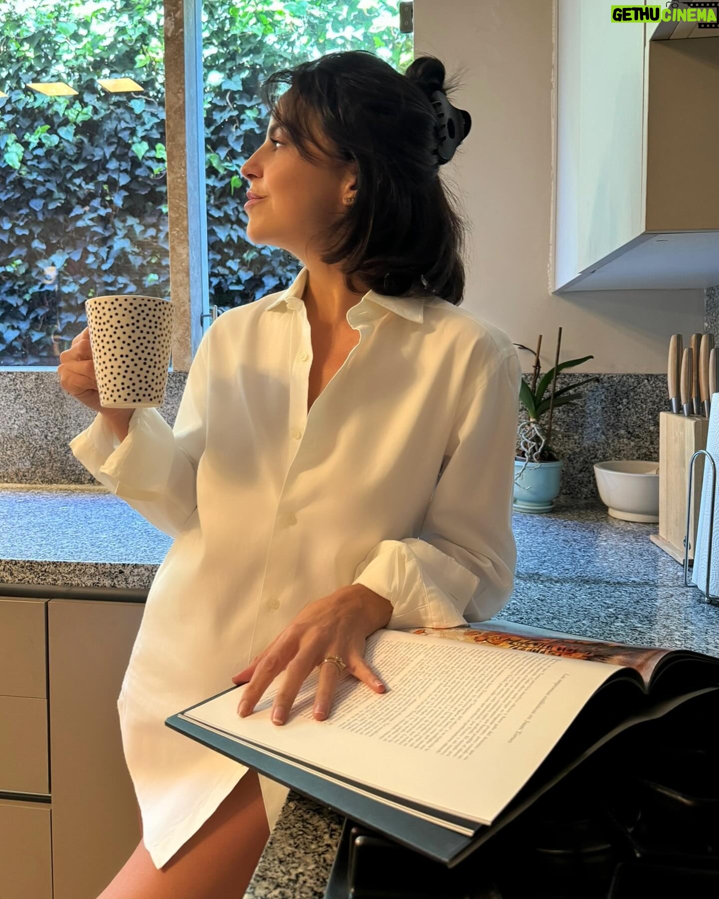 Alejandra Ambrosi Instagram - Domingos en casa son los mejores domingos 🥰🍵