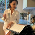 Alejandra Ambrosi Instagram - Domingos en casa son los mejores domingos 🥰🍵