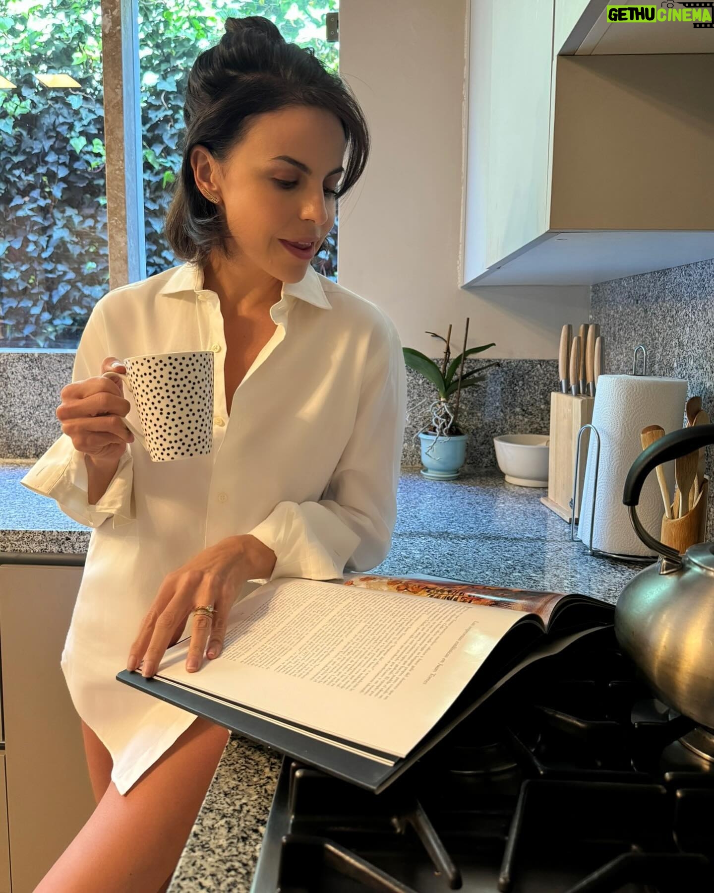 Alejandra Ambrosi Instagram - Domingos en casa son los mejores domingos 🥰🍵