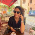 Alejandra Ambrosi Instagram - Son las expreso doble en punto ⏰ ☕️ ☀️