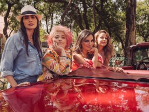 Alejandra Ambrosi Instagram - Reinas rocks 🤘👸🏻💫 Hace un año se estrenó #FugaDeReinas! De las experiencias más divertidas y memorables que he tenido en mi carrera. Es un gran fin de semana para volverla a ver 👑👑👑👑 Larga vida a las reinas.