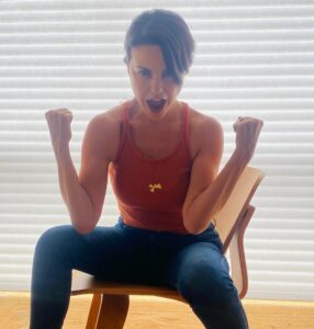 Alejandra Ambrosi Instagram - La vida del actor no se hace más fácil o más indulgente, nosotros nos hacemos más fuertes y resilientes 👊🏼