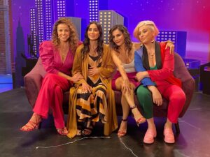 Alejandra Ambrosi Instagram - Reinas rocks 🤘👸🏻💫 Hace un año se estrenó #FugaDeReinas! De las experiencias más divertidas y memorables que he tenido en mi carrera. Es un gran fin de semana para volverla a ver 👑👑👑👑 Larga vida a las reinas.