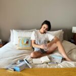 Alejandra Ambrosi Instagram - Las pequeñas acciones que mejoran mi día desde el inicio: 💧 Tomar agua ✍🏼 Escribir y decretar 📓 Leer algo inspirador y que me motive 🧖🏼‍♀️ Rutina de bienestar ¡Pasen un sábado bonito y lleno de amor! ¡Hagan eso que los hace sentir bien y los impulsa a ser felices! Mi rutina facial es de @dr.mah.mx 🫶🏼