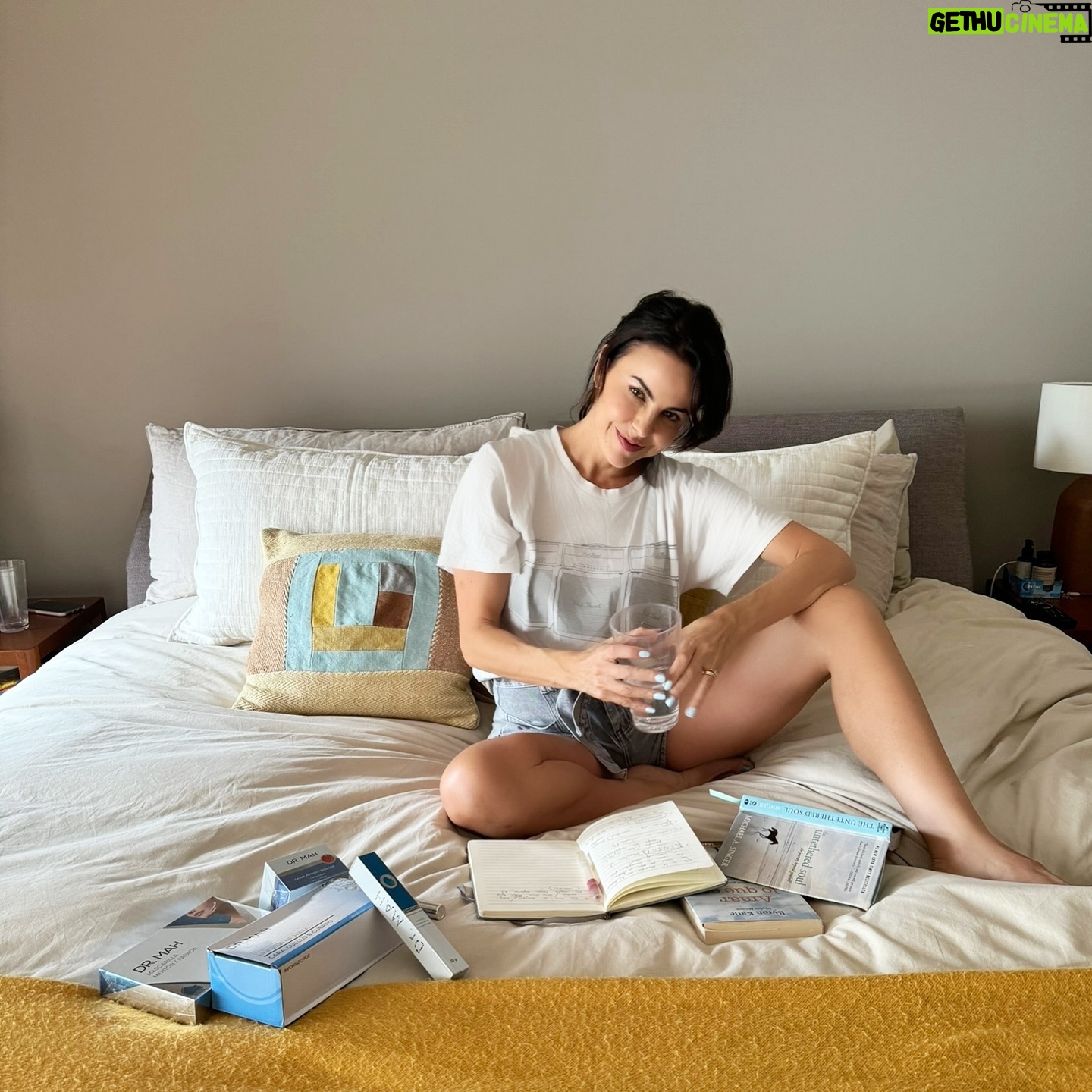 Alejandra Ambrosi Instagram - Las pequeñas acciones que mejoran mi día desde el inicio: 💧 Tomar agua ✍🏼 Escribir y decretar 📓 Leer algo inspirador y que me motive 🧖🏼♀️ Rutina de bienestar ¡Pasen un sábado bonito y lleno de amor! ¡Hagan eso que los hace sentir bien y los impulsa a ser felices! Mi rutina facial es de @dr.mah.mx 🫶🏼