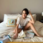 Alejandra Ambrosi Instagram - Las pequeñas acciones que mejoran mi día desde el inicio: 💧 Tomar agua ✍🏼 Escribir y decretar 📓 Leer algo inspirador y que me motive 🧖🏼‍♀️ Rutina de bienestar ¡Pasen un sábado bonito y lleno de amor! ¡Hagan eso que los hace sentir bien y los impulsa a ser felices! Mi rutina facial es de @dr.mah.mx 🫶🏼