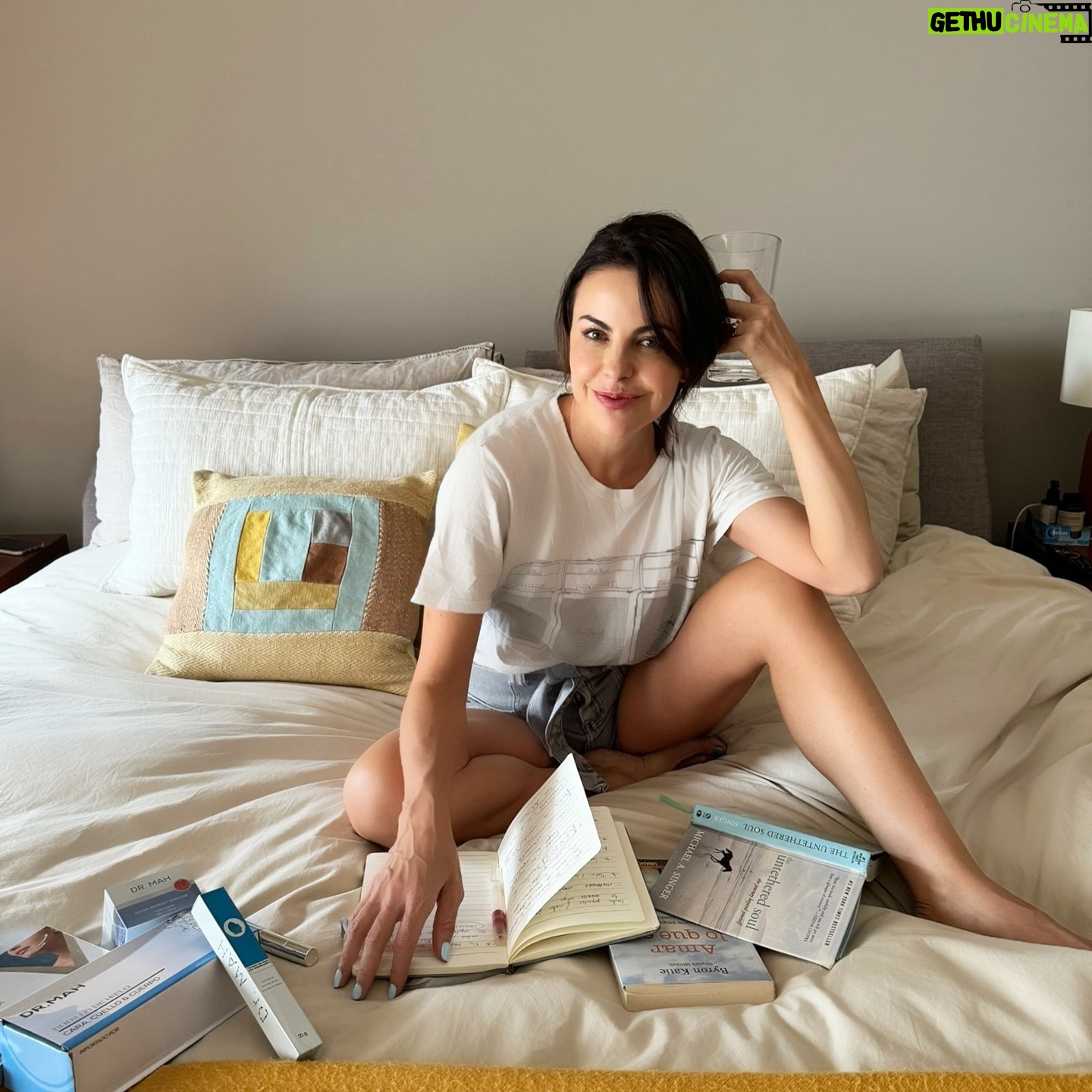 Alejandra Ambrosi Instagram - Las pequeñas acciones que mejoran mi día desde el inicio: 💧 Tomar agua ✍🏼 Escribir y decretar 📓 Leer algo inspirador y que me motive 🧖🏼♀️ Rutina de bienestar ¡Pasen un sábado bonito y lleno de amor! ¡Hagan eso que los hace sentir bien y los impulsa a ser felices! Mi rutina facial es de @dr.mah.mx 🫶🏼