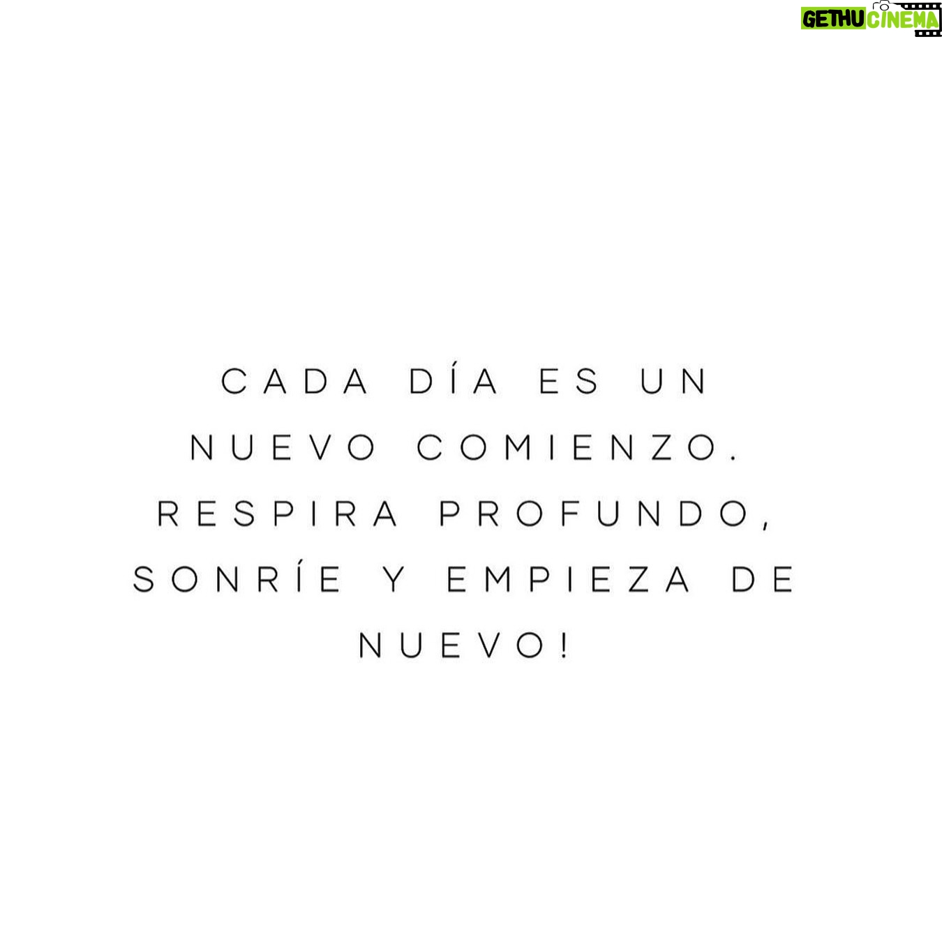 Alejandra Ambrosi Instagram - Las pequeñas acciones que mejoran mi día desde el inicio: 💧 Tomar agua ✍🏼 Escribir y decretar 📓 Leer algo inspirador y que me motive 🧖🏼♀️ Rutina de bienestar ¡Pasen un sábado bonito y lleno de amor! ¡Hagan eso que los hace sentir bien y los impulsa a ser felices! Mi rutina facial es de @dr.mah.mx 🫶🏼