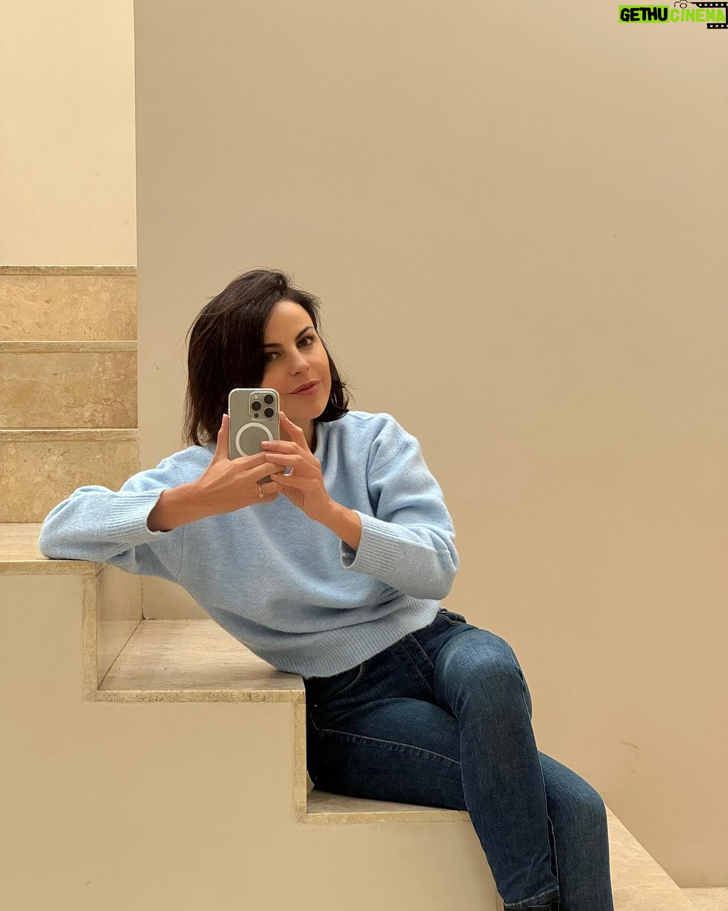 Alejandra Ambrosi Instagram - Inicio de mes, reinicio, nuevas energías y volver a arrancar ¡Que nos vaya bien en Abril! 🌼🌸