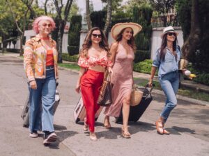 Alejandra Ambrosi Instagram - Reinas rocks 🤘👸🏻💫 Hace un año se estrenó #FugaDeReinas! De las experiencias más divertidas y memorables que he tenido en mi carrera. Es un gran fin de semana para volverla a ver 👑👑👑👑 Larga vida a las reinas.