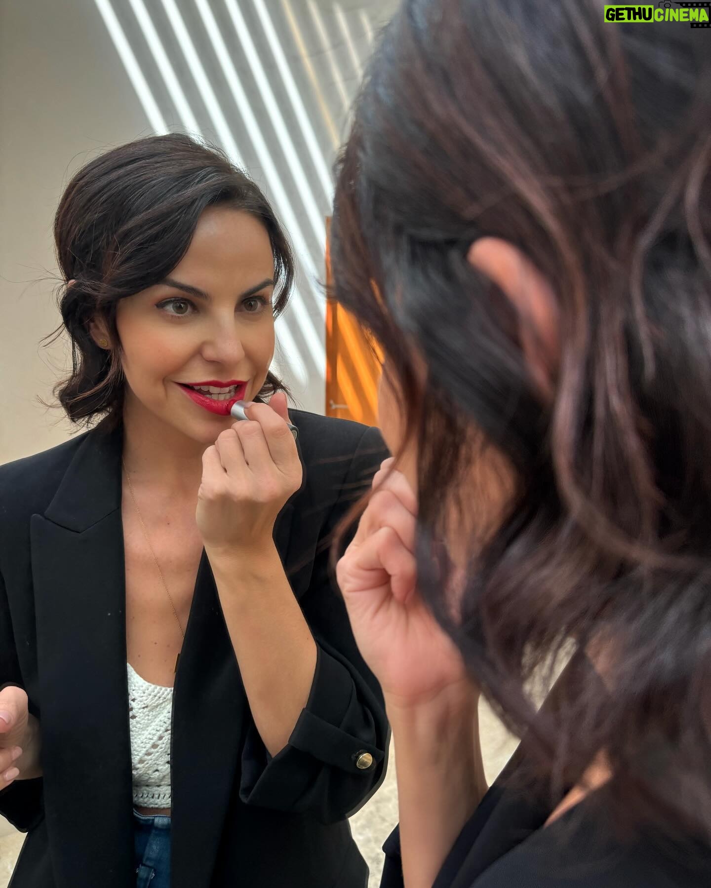 Alejandra Ambrosi Instagram - Nada que un labial rojo no pueda arreglar 💋