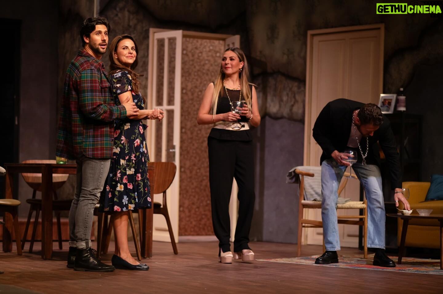 Alejandra Ambrosi Instagram - Domingo de teatro 🎭 @soymarianaochoa se une a nuestras filas para tratar de descifrar qué sucede a las 2:22 ¿ustedes ya lo descubrieron? 👻 Nos vemos hoy en el #TeatroXola @222historiaparanormal