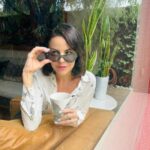 Alejandra Ambrosi Instagram – Días. Reflejos. Instantes. 💫🪞
¿Cuál es su momento favorito del día?