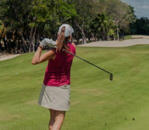 Alejandra Barros Instagram - Gracias a @conradtulumrivieramaya pude disfrutar del increíble campo de golf El Camaleón Golf Course. 

 ¡Un día lleno de magia y golf en la Riviera Maya!  La selva envuelve este increíble campo y hace que todo el paisaje sea ESPECTACULAR!!! 😍  Fotos: @damiansuarezphoto 

#ConradTulumRivieraMaya #ConradTulum
#StayInspired #GolfMasteryExperience