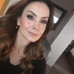 Alejandra Barros Instagram - Gracias PREMIOS BRAVO!!! Los esperamos en @escaperoomobra Hace unos días nos dieron el premio Bravo de “Mejor Obra del Año” y a @palyoficial y a mí el premio de “Mejor Actriz” Acompáñennos esta SEMANA DE MARATÓN!!!! 🎭 Se van a divertir mucho!!! Los espero en el NUEVO TEATRO LIBANÉS!!!