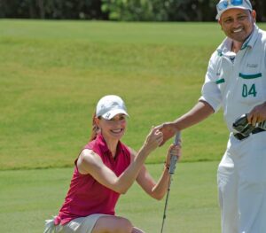 Alejandra Barros Instagram - Gracias a @conradtulumrivieramaya pude disfrutar del increíble campo de golf El Camaleón Golf Course. 

 ¡Un día lleno de magia y golf en la Riviera Maya!  La selva envuelve este increíble campo y hace que todo el paisaje sea ESPECTACULAR!!! 😍  Fotos: @damiansuarezphoto 

#ConradTulumRivieraMaya #ConradTulum
#StayInspired #GolfMasteryExperience