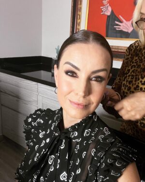 Alejandra Barros Instagram - Ayer fue el estreno de CABARET!!! @cabaretmexico Tienen que ir al @teatroinsurgentes a ver esta joya!!! FELICIDADES! Gracias @carlospinedamx por este hermoso vestido!!! Gracias @leocastanuela @jerryml1 @steponfashion por coordinar este look  @iconique.jewels gracias por los accesorios! Gracias @rosamariagarcia_makeup por el maquillaje y peinado!!! Todo este equipo me hizo sentir ayer muy especial! GRACIAS!!!!