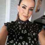 Alejandra Barros Instagram - Ayer fue el estreno de CABARET!!! @cabaretmexico Tienen que ir al @teatroinsurgentes a ver esta joya!!! FELICIDADES! Gracias @carlospinedamx por este hermoso vestido!!! Gracias @leocastanuela @jerryml1 @steponfashion por coordinar este look @iconique.jewels gracias por los accesorios! Gracias @rosamariagarcia_makeup por el maquillaje y peinado!!! Todo este equipo me hizo sentir ayer muy especial! GRACIAS!!!!