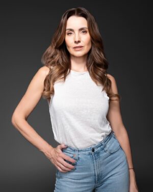 Alejandra Barros Instagram - Para mí el trabajo en equipo es indispensable! Grandes resultados se logran con grandes equipos. Una foto cuenta el trabajo y talento de muchas personas!!! Gracias @alberto.hidalgo 📸 Gracias @rosamariagarcia_makeup @anlle11 @leocastanuela 👏🏼👏🏼👏🏼 Los admiro mucho! GRACIAS!!!
