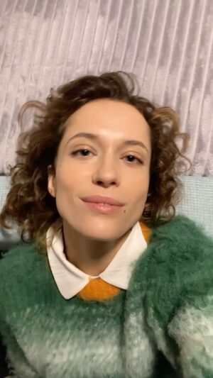 Aleksandra Hamkało Instagram - Pamiętam moment, kiedy pierwszy raz usłyszałam ten numer. Miałam jakieś trzynaście lat i to było naprawdę mocne. Prawie tak mocne jak inne wydarzenie tamtego pamiętnego okresu początków gimnazjum - moment kiedy pierwszy raz zobaczyłam tego gościa z naszywkami System of a down na plecaku, tego co grał na gitarze a ja przez dobre pół roku ćwiczyłam jak to będzie podpisywać się swoim imieniem i jego nazwiskiem. 
Nieszczęśliwa miłość do gitarzysty minęła wraz z testami gimnazjalnymi, ale uczucie do „Strawberry letter 23” przetrwało do dziś. Wciąż słuchając go czuję się jakby właśnie ktoś robił mi masaż gorącymi kamieniami albo jakbym zanurzała się w wannie pełnej ciepłej wody po męczącym dniu.
A Wam jakie kawałki robią masaż?