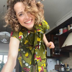 Aleksandra Hamkało Instagram - Mój ulubiony letni outfit. W tle moja brzydka jak noc listopadowa kuchnia. Na pierwszym planie ja ciesząca michę na myśl o tym, że jej dni są policzone. 
You shall be destroyed kuchnio! 
I will put my easthetic rage upon thee!