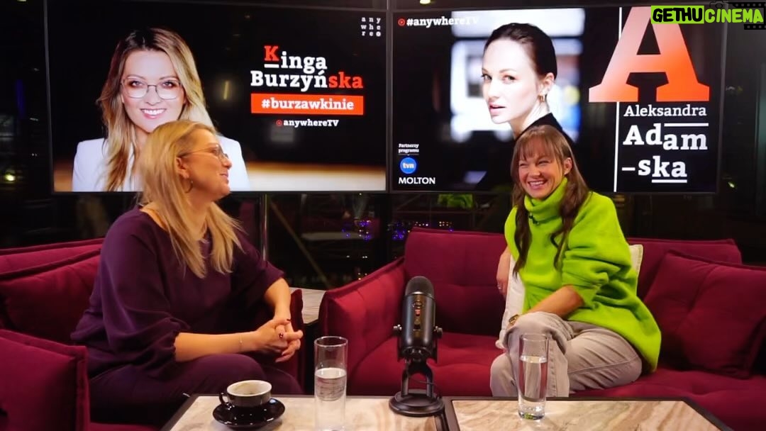 Aleksandra Adamska Instagram - #burzawkinie O tym jak to jest siedzieć za kratkami opowie nam dzisiaj aktorka Ola Adamska 😏 Czy już wiecie o czym porozmawiamy? Naszym głównym tematem będzie serial ,,Skazana", w którym Ola gra rolę Pati 😎 Serial możecie obejrzeć na @player.pl, to już kolejny sezon! 📽 Rozmowę przeprowadzi dziennikarka Kinga Burzyńska 👀 PS. Ale będzie także o innych produkcjach, w których występuje Ola! 🔥 Zapraszamy do oglądania! Koniecznie napiszcie nam w komentarzu, jak podobały Wam się poprzednie sezony produkcji 😇 #AnywhereYouAre _______________________ Partnerem programu jest @tvn.pl oraz firma @moltonstyl #miejsce @fabrykanorblina @kino_kinogram #skazana #playerpl #tvn #moltonstyl #seriale #ogladanie #bingewatching #rozrywka #weekendy #olaadamska #kingaburzynska #kinokinogram #warszawa #nażywo #wywiad