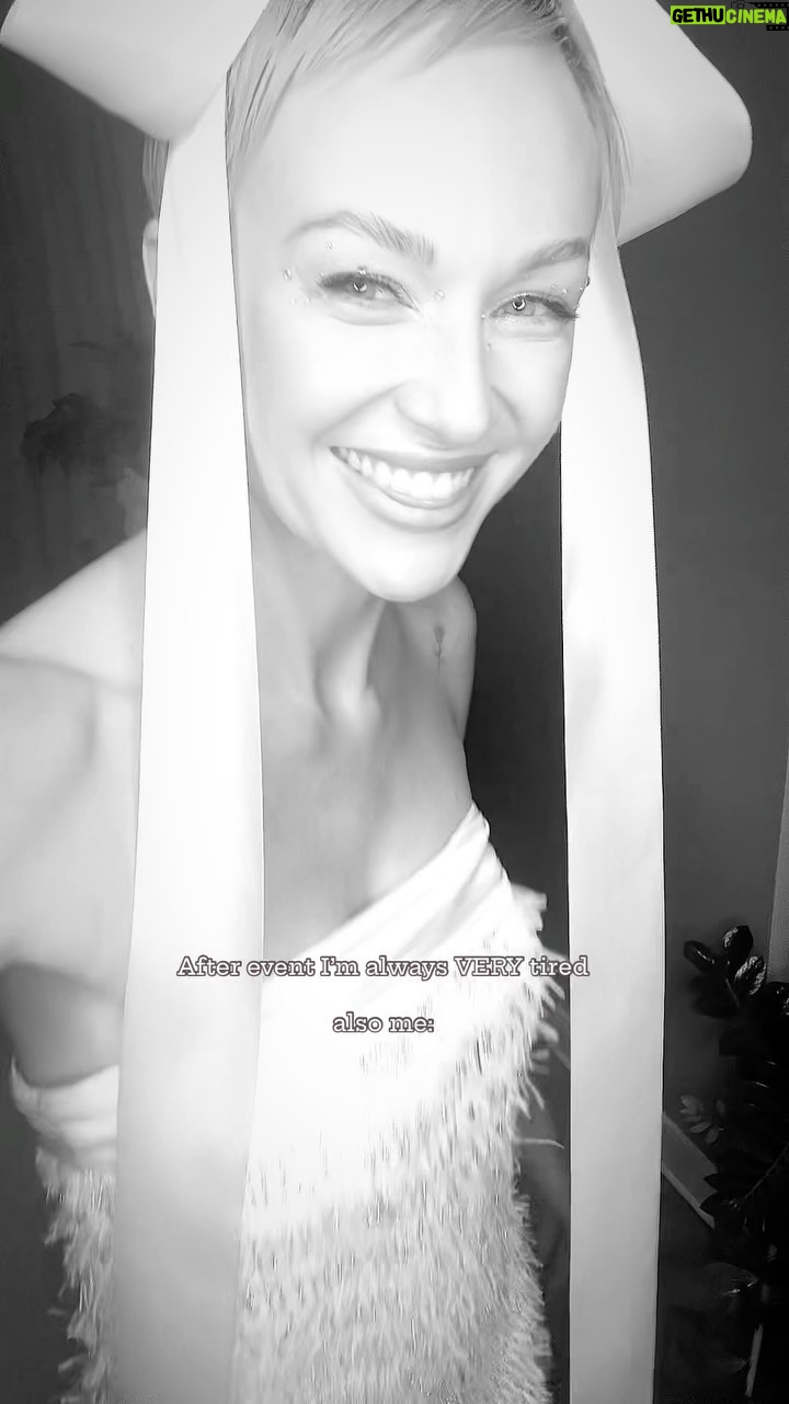 Aleksandra Adamska Instagram - bo Maciek w drodze na event powiedział: no to chyba zrobisz taneczną rolkę w tej stylowie 😁🤩 @maciej_zien z dedykacją dla Ciebie i twojej Mocy kreacji /Dope Dance/ Tripolism, Nandu, Radeckt Outfit @maciej_zien Make up and hair @karbowiak_mua #dance #dopedance #smile #love #house #music #fun #outfit #bow #doll #fashion #adamska