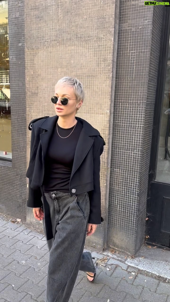 Aleksandra Adamska Instagram - Cykl OSOBOWOŚCI z @olaadamska 🤍 i jej wybor z kolekcji a/w 23 - Ola uwielbia podkreślić swoją charyzmę i osobowość modowymi zestawami - zainspiruj się 🤍 #streetstyle #jemiol #autumn #newcollection #lukaszjemiolbutik #warszawa #lodz #gdynia online www.jemiol.com