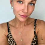 Aleksandra Adamska Instagram - Moja twarz nie potrzebuje makijażu odkąd dba o nią Oleńka Kobiernicka @skin_perfect_mokotow 🤎 A co najbardziej lubię w jej pracy? To ze patrzy długofalowo i holistycznie na procesy starzenia się skory. Ze dba o to żeby pobudzić moja skore do działa, a nie rozleniwia ja np. wypelnieniami. Może na efekt trzeba troszkę dłużej poczekać, ale efekty są zniewalające. Zreszta sami oceńcie. 🤗✨ #nomakeup #nofilter #glow