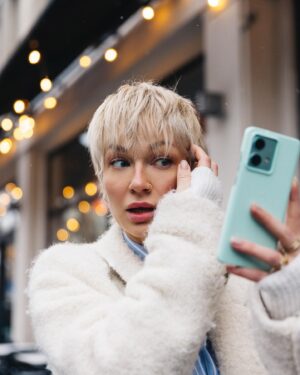 Aleksandra Adamska Instagram - a ty? W czym potrafisz się przejrzeć, jeżeli wokół brak lusterka? 🤪 
Moja kochana siostrzyczka @adamskaporczyk swojego czasu potrafiła przejrzeć się w…płycie CD 🤪🙈😁 

fot. @lukaszdziewic 
hair @porczykbartosz 
mirror @motorolapolska 

#lustereczko #powiedzprzecie #jaksieniemacosielubitosielubicosiema #fun #adamska  #reklama