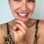 Aleksandra Adamska Instagram - Moja twarz nie potrzebuje makijażu odkąd dba o nią Oleńka Kobiernicka @skin_perfect_mokotow 🤎 A co najbardziej lubię w jej pracy? To ze patrzy długofalowo i holistycznie na procesy starzenia się skory. Ze dba o to żeby pobudzić moja skore do działa, a nie rozleniwia ja np. wypelnieniami. Może na efekt trzeba troszkę dłużej poczekać, ale efekty są zniewalające. Zreszta sami oceńcie. 🤗✨ #nomakeup #nofilter #glow