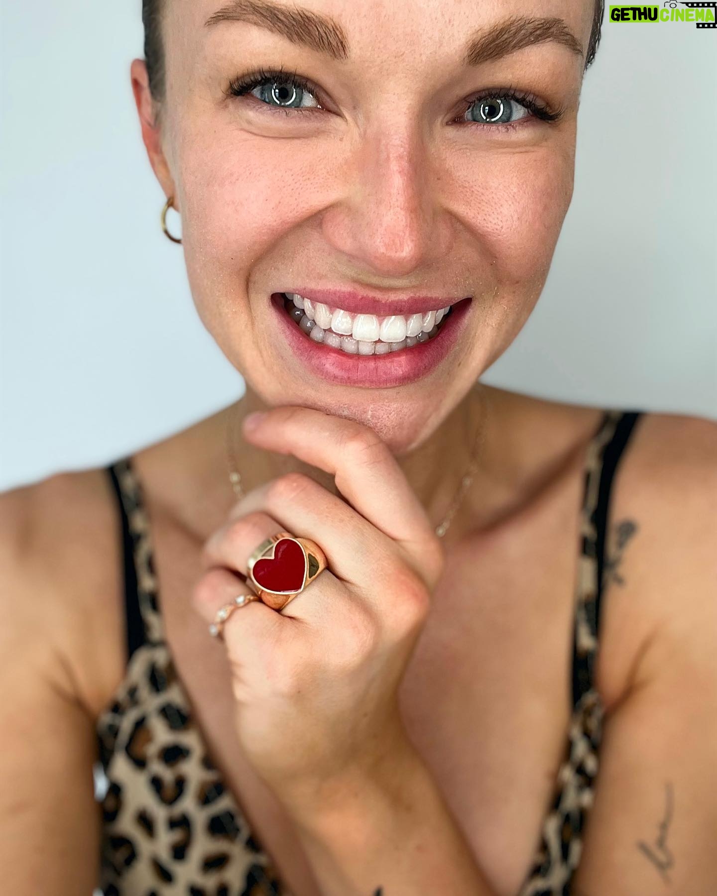 Aleksandra Adamska Instagram - Moja twarz nie potrzebuje makijażu odkąd dba o nią Oleńka Kobiernicka @skin_perfect_mokotow 🤎 A co najbardziej lubię w jej pracy? To ze patrzy długofalowo i holistycznie na procesy starzenia się skory. Ze dba o to żeby pobudzić moja skore do działa, a nie rozleniwia ja np. wypelnieniami. Może na efekt trzeba troszkę dłużej poczekać, ale efekty są zniewalające. Zreszta sami oceńcie. 🤗✨ #nomakeup #nofilter #glow