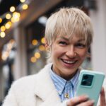 Aleksandra Adamska Instagram - a ty? W czym potrafisz się przejrzeć, jeżeli wokół brak lusterka? 🤪 Moja kochana siostrzyczka @adamskaporczyk swojego czasu potrafiła przejrzeć się w…płycie CD 🤪🙈😁 fot. @lukaszdziewic hair @porczykbartosz mirror @motorolapolska #lustereczko #powiedzprzecie #jaksieniemacosielubitosielubicosiema #fun #adamska #reklama
