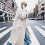 Aleksandra Adamska Instagram – Czy wy też tak macie, że przed chwilą skończyły się wakacje 🌴a już płaszcz, gorąca kawka w łapkę i świąteczne piosenki w radio? 🎅🏼 Kiedy to zleciało? 🙈 

📸 @lukaszdziewic 

@motorolapolska 
#reklama #odkryjoceanmożliwości