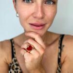 Aleksandra Adamska Instagram - Moja twarz nie potrzebuje makijażu odkąd dba o nią Oleńka Kobiernicka @skin_perfect_mokotow 🤎 A co najbardziej lubię w jej pracy? To ze patrzy długofalowo i holistycznie na procesy starzenia się skory. Ze dba o to żeby pobudzić moja skore do działa, a nie rozleniwia ja np. wypelnieniami. Może na efekt trzeba troszkę dłużej poczekać, ale efekty są zniewalające. Zreszta sami oceńcie. 🤗✨ #nomakeup #nofilter #glow
