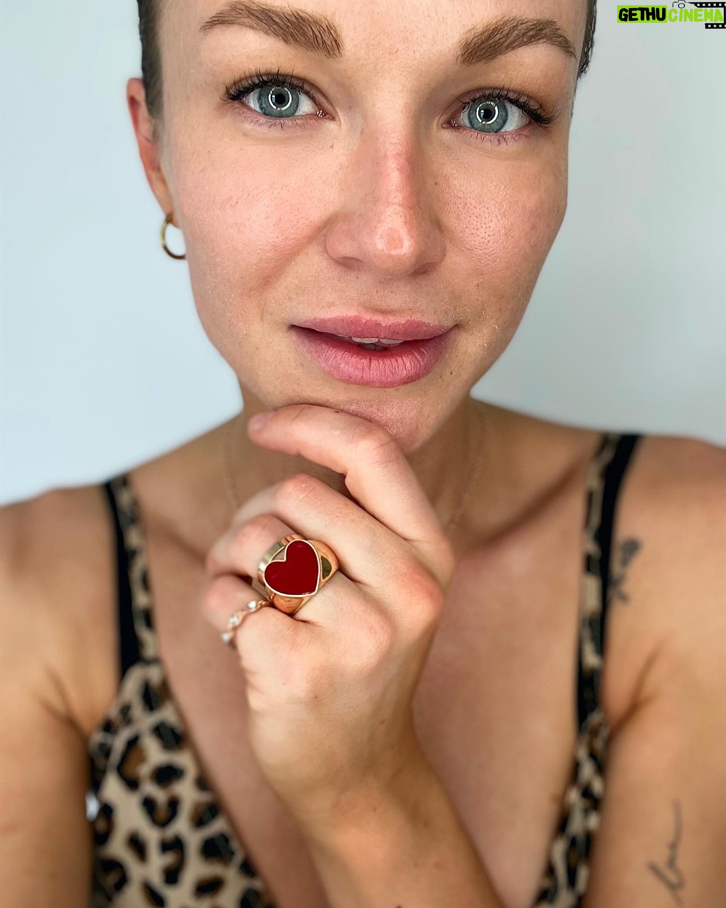 Aleksandra Adamska Instagram - Moja twarz nie potrzebuje makijażu odkąd dba o nią Oleńka Kobiernicka @skin_perfect_mokotow 🤎 A co najbardziej lubię w jej pracy? To ze patrzy długofalowo i holistycznie na procesy starzenia się skory. Ze dba o to żeby pobudzić moja skore do działa, a nie rozleniwia ja np. wypelnieniami. Może na efekt trzeba troszkę dłużej poczekać, ale efekty są zniewalające. Zreszta sami oceńcie. 🤗✨ #nomakeup #nofilter #glow