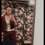 Aleksandra Adamska Instagram – Siema Mordeczki! Pozwólcie że przy sobocie zaprezentuje wam moja garderobę/przyczepę. Normalnie siedzisz sobie, odpoczywasz między ujęciami – pukają mówiom „Pati.. zapraszamy na plan”. Taka to pożyje. To tyle u mnie. A jak wasze piątkowe balety? Szczała 🖐🏻 #pati #adamska #aktorka #gwiazdatvnu #sobota