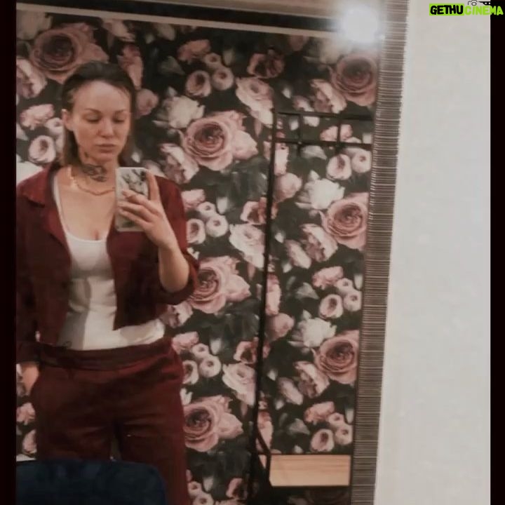 Aleksandra Adamska - 9.2K Likes - Siema Mordeczki! Pozwólcie że przy sobocie zaprezentuje wam moja garderobę/przyczepę. Normalnie siedzisz sobie, odpoczywasz między ujęciami - pukają mówiom „Pati.. zapraszamy na plan”. Taka to pożyje. To tyle u mnie. A jak wasze piątkowe balety? Szczała 🖐🏻 #pati #adamska #aktorka #gwiazdatvnu #sobota
