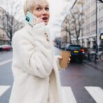 Aleksandra Adamska Instagram - Czy wy też tak macie, że przed chwilą skończyły się wakacje 🌴a już płaszcz, gorąca kawka w łapkę i świąteczne piosenki w radio? 🎅🏼 Kiedy to zleciało? 🙈 📸 @lukaszdziewic @motorolapolska #reklama #odkryjoceanmożliwości